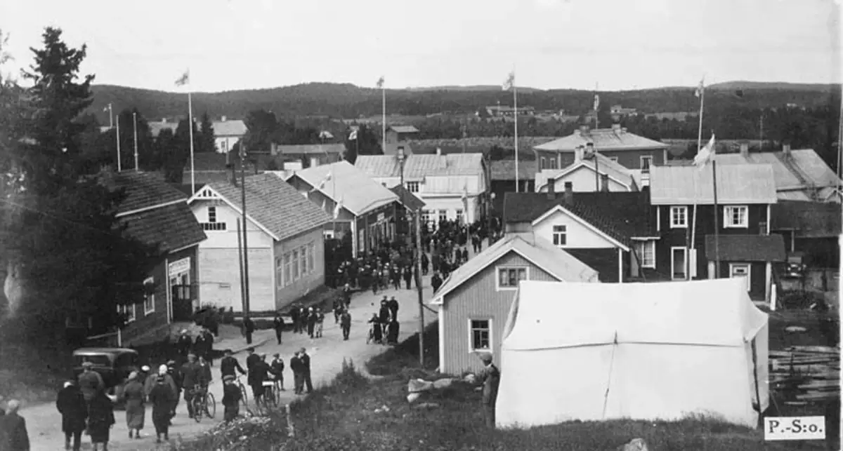 Vanha mustavalkoinen kuva Juuan kirkonkylän keskustasta Kuopion kulttuurihistoriallinen museo Alamuseo KHM